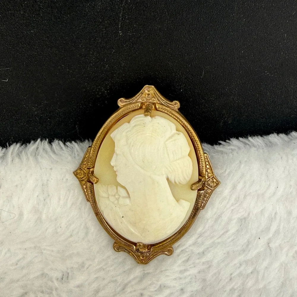 Vintage Cameo Brooch Gold Tone Carved Shell